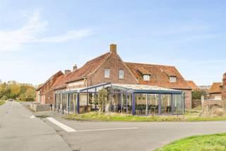 Aan de rand van Poperinge, mag ik u deze goed draaiende handelszaak met woonst voorstellen. Deze rendabele horeca- en toerisme-onderneming...