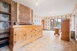 Ben je op zoek naar een renovatieproject met veel potentieel in Aalst? Zoek niet verder, deze halfopen bebouwing op een uitstekende locatie...