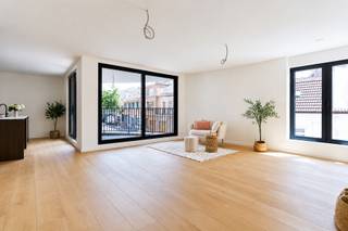 Ontdek dit stijlvolle nieuwbouwappartement op de 1ste verdieping van een kleinschalig appartementsgebouw (met lift). Dankzij de hoogwaardige afwerking, doordachte indeling en energiezuinige technieken geniet je hier van optimaal wooncomfort.<br /><br />Bij het binnenkomen word je verwelkomd in de volledig uitgeruste open leefkeuken met aansluitende berging en de lichtrijke leefruimte met grote raampartijen. Vanuit zowel de leefruimte als de keuken heb je toegang tot het aangename hoekterras, waar je geniet van een mooi uitzicht op de kerk van Kallo. Verder beschikt het appartement over 2 ruime slaapkamers, een stijlvolle badkamer met inloopdouche en wastafel en een apart gastentoilet.<br /><br />Daarnaast is er een gemeenschappelijke fietsenberging en afvalberging voorzien voor extra comfort. Een garage kan optioneel aangekocht worden voor € 35.000.<br /><br />De ligging is een absolute troef: het appartement bevindt zich in het centrum Kallo, op slechts enkele minuten van de haven en met een vlotte verbinding naar de E34. Hierdoor geniet je van een uitstekende bereikbaarheid, zowel richting Antwerpen als Gent.<br /><br />Met een verwacht E-peil van ongeveer E30 is dit appartement uitgerust met de nieuwste energiezuinige technieken. Zo geniet je van een laag energieverbruik, een hoog wooncomfort en aantrekkelijke fiscale voordelen. Bovendien bestaat, mits voldaan aan de wettelijke voorwaarden, de mogelijkheid om aan te kopen aan het verlaagde btw-tarief van 6%.<br /><br />Wij leiden je graag rond.