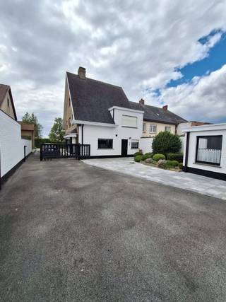 <p>🏡 Uniek vastgoedaanbod: halfopen woning met bureel, loods én bouwgrond!</p><p>Wonen & werken op één locatie, zelden op de markt!</p><p>Op zoek naar ruimte, mogelijkheden én een interessante investering? Dan is dit veelzijdig eigendom precies wat je zoekt! Deze eigendom combineert comfortabel wonen met werken en uitbreidingspotentieel.<br />Dicht bij het centrum van St-Lodewijk-Deerlijk, en op 5 min. van de E17, staat deze stijlvolle woning.<br />De woning en het bureel/loods hebben een afzonderlijk huisnummer.</p><p>✨ Ruime gezinswoning<br />Deze lichtrijke woning biedt alles wat je nodig hebt voor comfortabel wonen:</p><p>Volwaardig kelderverdiep</p><p>Gezellig gelijkvloers met:<br />Ruime ingerichte keuken<br />Praktische bijkeuken/wasplaats<br />Inkomhal met toilet en vestiaire<br />Aangename living en eetplaats</p><p>Eerste verdieping:<br />Nachthal<br />Badkamer<br />3 ruime slaapkamers<br />Apart toilet</p><p>Grote geïsoleerde zolder van ca. 50 m² (perfect als extra ruimte of hobbykamer)</p><p>📊 EPC: D<br />Verwarming: Chauffage op mazout + openhaard living + houtcassette keuken.</p><p>💼 Apart bureel met apart huisnummer<br />Vrijstaand bureelgebouw van 14,25 m²<br />👉 Ideaal voor zelfstandigen of thuiswerk!</p><p>🏭 Loods / voormalige textielfabriek (± 290m²)<br />Tal van mogelijkheden voor opslag, werkplaats of hobby:<br />Garage (25,53 m²)<br />Berging (50 m²)<br />Loods ruimte (205 m²)<br />Voorzien van toilet</p><p>Bouwjaar: 1962<br />Direct beschikbaar</p><p>🌱 Extra troef: bouwgrond (2de lijn)<br />Oppervlakte: 1.454 m²<br />👉 Perfect voor een extra project of investering!</p><p>📞 Interesse? Contacteer:<br />De Clercq – Deprez<br />📱 0473/706.260<br />📧</p><p>💡 Waarom dit pand?<br />✔ Bureel/loods hebben een afzonderlijk huisnummer<br />✔Wonen en werken combineren<br />✔ Grote ruimtes en veel potentieel<br />✔ Extra bouwgrond (2de lijn) inbegrepen<br />✔ Ideaal voor zelfstandigen of investeerders<br />✔Ideaal voor stallen oldtimers, boot, hobbyprojecten, …alles kan hier zijn plaats vinden</p>