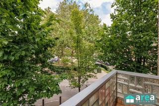 <p><span>Appartement op de Zandvlietstraat 1 te Antwerpen</span></p><p><span>Dit instapklare appartement op de eerste verdieping aan de Zandvlietstraat 1 te Antwerpen combineert comfort, ruimte en een uitstekende ligging. Gelegen nabij winkels, scholen, openbaar vervoer en belangrijke invalswegen geniet u hier van een vlotte verbinding naar het centrum van Antwerpen en omliggende gemeenten.</span></p><p><span>Troeven:</span></p><ul><li><span>3 volwaardige slaapkamers</span></li><li><span>Bewoonbare oppervlakte van 107 m²</span></li><li><span>Ruim terras van 62 m²</span></li><li><span>Balkon</span></li><li><span>Volledig gerenoveerd interieur</span></li><li><span>Geïnstalleerde keuken</span></li><li><span>EPC-label C</span></li><li><span>Instapklaar</span></li><li><span>Veel natuurlijke lichtinval</span></li></ul><p><span>Indeling:</span></p><p><span>Via de inkomhal betreedt u de ruime leef- en eetruimte, die dankzij de grote raampartijen geniet van een aangename natuurlijke lichtinval. Aansluitend bevindt zich de volledig geïnstalleerde keuken. Verder beschikt het appartement over drie volwaardige slaapkamers en een moderne badkamer voorzien van een douche.</span></p><p><span>Een absolute troef van deze eigendom is het ruime terras van maar liefst 62 m², aangevuld met een balkon. Deze buitenruimtes bieden tal van mogelijkheden om te ontspannen, gasten te ontvangen of te genieten van zonnige dagen in alle rust.</span></p><p><span>Dankzij de volledige renovatie van het interieur, de praktische indeling en het gunstige EPC-label C is dit appartement volledig instapklaar en ideaal voor zowel eigen bewoning als investering.</span></p><p><span>Voor meer informatie kan u terecht bij Area Partners: <span>info@area.be</span></span><span> of 03/284.60.60.</span></p>
