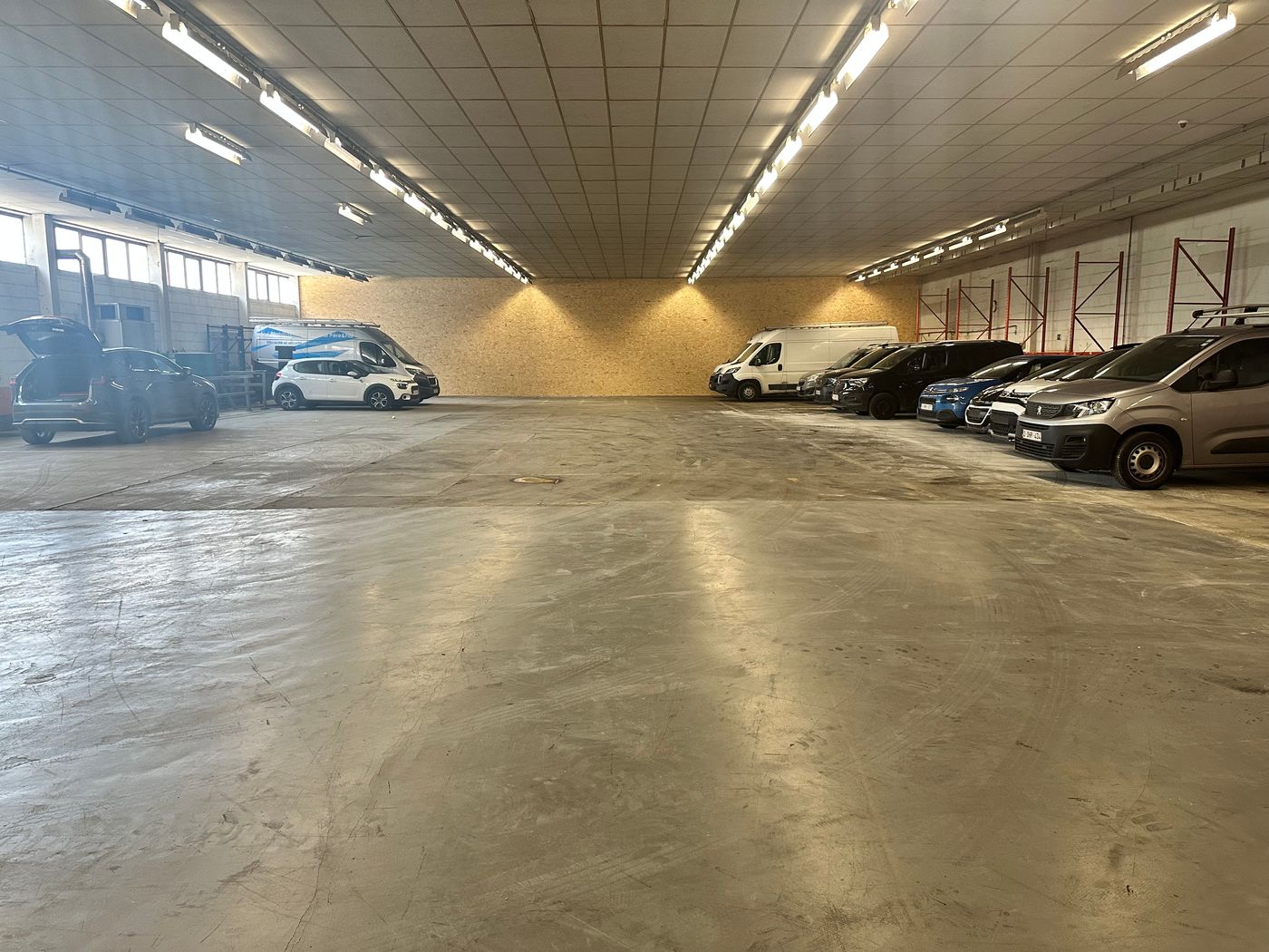 Functioneel magazijn met kantoor te huur – 1.800 m² magazijnruimte - foto 2