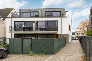 <p>BEZOEKDAG 7 FEBRUARI</p><p>Dit modern en energiezuinig <strong>BEN-appartement (E-peil 17)</strong> uit <strong>2022</strong> biedt een combinatie van hedendaags wooncomfort, lage verbruikskosten en een uitstekende ligging in het centrum van Sint-Job. De lichtrijke leefruimte geeft toegang tot een <strong>zuidwestgericht terras</strong> met een open, groen uitzicht zonder inkijk. De volledig uitgeruste keuken beschikt over een inductiekookplaat, combi-oven, vaatwasser, koelkast met vriesvak en voldoende kastruimte.</p><p>Het appartement telt twee volwaardige slaapkamers, een moderne badkamer met inloopdouche, dubbele lavabo en anti-condens spiegel, een apart toilet en een praktische berging. Dankzij de vloerverwarming, <strong>HR-glas</strong>, aluminium ramen, ventilatiesysteem en <strong>zonnepanelen</strong> geniet je hier van bijzonder lage energiekosten (EPC A).</p><p>Het gebouw is uitgerust met een <strong>lift</strong> en verkeert, net als het appartement, in uitstekende staat. Achteraan beschik je over een <strong>private autostaanplaats</strong>, aangevuld met <strong>twee gedeelde bewonersparkings</strong> voor extra comfort.</p><p>Een belangrijk financieel voordeel: dit appartement wordt verkocht <strong>onder registratierechten (2% of 12%) i.p.v. 21% btw</strong>, wat de aankoop aanzienlijk voordeliger maakt dan klassieke nieuwbouw. </p><h3><strong>Plan nu je bezoek en ontdek dit BEN-appartement zelf.</strong></h3>