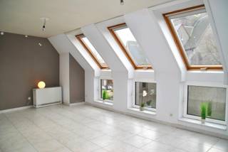 Gelegen op Rollegemplaats …Onder de kerktoren van Rollegem vinden we dit uiterst verzorgd, klein appartementsblok. Op de 2e verdieping bevindt zich...