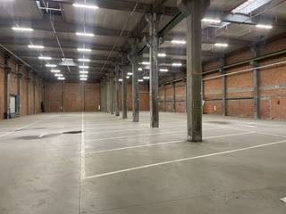 Entrepôt logistique à louer à Sint-Niklaas. La propriété de 527 m² a une construction en béton/métal, un toit plat, une hauteur libre de 5-8m,...