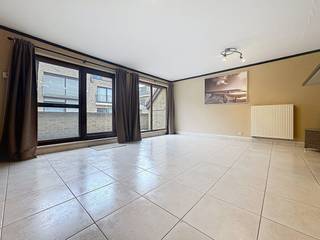 Op zoek naar een ruim en lichtrijk appartement aan de kust? Dit instapklare duplex-appartement in Oostende, gelegen op de 4e verdieping met...