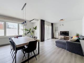 Dit leuk appartement is op zoek naar nieuwe bewoners. Het beschikt over 2 slaapkamers, gezellige ruime leefruimte en een leuk terras. Daarnaast is het top gelegen en heeft een een gunstig EPC.INDELING:- inkomhal- gastentoilet- badkamer- slaapkamer 1 voorzien als ruime dressing of bureau- slaapkamer 2 met airco- ruime lichtrijke leefruimte- volledig geïnstalleerde keuken die deels vernieuwd is- gezellig terrasALGEMEEN:- garagebox verplicht bij te huren: €50 per maand- vrij parkeren achteraan het gebouw- top ligging- gunstig EPC- airconditioning- rolluiken in de kamers- deels vernieuwdDe snelste manier om een bezoek te brengen aan deze woning? Vraag je bezoek aan via de rode knop op onze website (www.dewaele.com) en je wordt gecontacteerd door onze makelaar. Telefonisch kunnen er geen afspraken gemaakt worden. Bij andere vragen kun je ons telefonisch contacteren via 056 605 605.