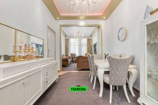 Deze ruime gezinswoning bevindt zich in de Belle Epoquewijk te Oostende. In de omgeving zijn er talrijke buurtwinkels en heeft u een vlotte toegang tot het centrum. <br /><br />De woning is instapklaar en biedt de nodige ruimte aan u en uw gezin. <br /><br />Er is een grote eet-en leefruimte beschikbaar, die dankzij de hoge plafonds en grote ramen zeer lichtrijk en open aanvoelen. Aansluitend is er de keuken. Deze is uitgerust met al het nodige en biedt een extra ontbijtplek. <br /><br />In totaal zijn er liefst vier volwaardige slaapkamers aanwezig. De gezinsbadkamer is uitgerust met een bad/douchecombinatie, dubbele lavabo en een toilet. <br /><br />U heeft daarenboven een gezellige koer ter beschikking. <br /><br />Tot slot is er nog een zeer ruime kelder, die tal van mogelijkheden biedt. <br /><br />Bent u op zoek naar een instapklare gezinswoning op een zeer gunstige locatie nabij het centrum van Oostende? Aarzel dan niet en neem contact op voor meer info of een afspraak! <br /><br />