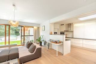 In de Brouwersstraat, pal in het centrum van Leuven, bevindt zich dit uitzonderlijk woon–werkpand met een totale oppervlakte van 575 m². Het eigendom combineert een ruime loods/kantoorruimte van 390 m² met een comfortabel woongedeelte van 185 m², waardoor het een unieke kans vormt voor wie eventueel wonen en werken wil verenigen op één adres. De loods biedt grote, open volumes en talloze indelingsmogelijkheden, ideaal voor atelier, kantoor, praktijk of creatieve activiteit. Het woongedeelte omvat drie volwaardige slaapkamers, twee badkamers en een aangenaam terras dat voor extra buitenruimte zorgt midden in de stad. Dankzij de veelzijdige structuur leent het pand zich bovendien perfect voor co-housing, zorgwonen of andere innovatieve woonvormen. Een zeldzame aanbieding in een straat waar dergelijke panden nauwelijks op de markt komen, en een bijzonder interessante optie voor zowel ondernemers als investeerders.<br />Meer info of een bezoek ter plaatse inplannen? info@covas.be // 016 40 60 20 // www.covas.be