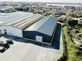 Strategisch gelegen magazijnruimte van ± 1.000 m² (ca. 22,5m breed x 45m diep) te huur langs de Torhoutsesteenweg (N32), de belangrijke verbindingsas tussen Brugge en Torhout.<br />De op- en afrit 11 (Ruddervoorde) van de E403 bevindt zich op slechts 3,2 km, wat zorgt voor een uitstekende bereikbaarheid.<br /><br /><u><strong>SPECIFICATIES:</strong></u>
<ul>
<li>Nieuw geïsoleerd dak en nieuwe geïsoleerde gevelpanelen</li>
<li>Energiezuinige <strong>LED-verlichting</strong></li>
<li>Elektrische installatie (3 x 380V – <strong>63A</strong>)</li>
<li>Volledige overspanning: 22,5m</li>
<li>Vrije hoogte: 5,5m (onder de spanten)</li>
<li>Elektrische sectionaalpoort: 4,5m met CODEKLAVIER</li>
</ul>
Verder is er een mezzanine van ca. 85 m² aanwezig, bereikbaar via een vaste trap.<br />Buiten geniet het pand van<strong> een ruim en verhard terrein met voldoende parkeer- en manoeuvreerruimte</strong>.<br /><br /><u>* Bijzonderheden:</u><br />- Onmiddellijk beschikbaar<br />- De maandelijkse vergoeding is exclusief btw (21%) en onroerende voorheffing.<br />- Onze referentie op www.centro.be: <strong>P0504</strong>