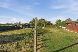 Op zoek naar ruimte, rust en een prachtig landelijk uitzicht? Dan is dit uitzonderlijk ruime perceel van 3.550 m² in Anzegem zeker het ontdekken waard!<br /><br />Op het perceel bevindt zich momenteel een te slopen woning, waardoor u de unieke kans krijgt om een volledig nieuwbouwproject te realiseren volgens uw eigen wensen en behoeften.<br /><br />Dankzij de zuidwestelijke oriëntatie geniet u van een optimale namiddag- en avondzon. De ruime oppervlakte biedt bovendien tal van mogelijkheden voor een royale tuin, terras en een aangename groene buitenomgeving.<br /><br />De rustige, landelijke ligging en het open vergezicht over de omliggende velden zorgen voor een bijzonder gevoel van ruimte en privacy. Een ideale locatie voor wie wil genieten van het landelijke leven en tegelijk de vrijheid wil hebben om zijn eigen droomwoning te creëren.<br /><br />TROEVEN:<br />Perceel van maar liefst 3.550 m²<br />Zuidwestelijke oriëntatie<br />Prachtig open landelijk vergezicht<br /><br />Kortom, een unieke kans voor wie droomt van een ruime woning op een uitzonderlijke landelijke locatie.<br /><br />(Recente stedenbouwkundige inlichtingen zijn in aanvraag)