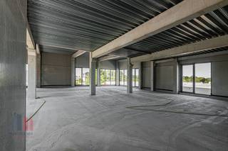 Nieuwbouw kantoorruimte met een oppervlakte van 172 m² en 4 privatieve parkeerplaatsen te koop.<br /><br />Het casco kantoor situeert zich op de 1e verdieping en geniet dankzij de talrijke raampartijen van veel lichtinval. Het dak van het gebouw is voorzien van een extensief groendak. Tevens mogelijk tot uitbreiden met de naastgelegen kantoorruimte van 359 m² à 684 m² totaliteit. De ruimte maakt deel uit van fase II van de gloednieuwe KMO-ontwikkeling "HERMES" bestaande uit 2 kantoren<strong> </strong>alsook 4 KMO-units van 148 m² tot 183 m² (samenvoegbaar tot 643 m²) met mogelijkheid tot showroom.<br /><br />Uitstekend gelegen langs de bedrijvige Bruggesteenweg, dé belangrijkste invalsweg naar Roeselare en op amper 2 min van de ring rond Roeselare met een onmiddellijke verbinding naar de E403 op- en afrit 8 Roeselare-Beveren. Onmiddellijk beschikbaar. Contacteer PANORAMA B2B voor bijkomende inlichtingen, plannen of een vrijblijvend plaatsbezoek 0476 215 115.