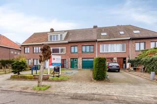 Op een boogscheut van het centrum van Kapellen, in een rustige straat, vinden we deze verassend ruime woning terug met veel potentieel. We betreden...