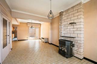 <p><span><strong>Te renoveren woning met 3 slaapkamers, stadstuin en veel potentieel.</strong></span></p><p><span>Deze ruime woning biedt een uitstekende basis voor wie op zoek is naar een renovatieproject met mogelijkheden. Dankzij de praktische indeling, drie slaapkamers en de aangename stadstuin kan je hier een woning creëren die volledig aansluit bij jouw eigen wensen en woonstijl. Gelegen in een rustige woonomgeving en op korte afstand van dagelijkse voorzieningen.</span></p><p><span><strong>Indeling:</strong> inkomhal, ruime leefruimte met toegang tot het terras, keuken, badkamer, apart toilet en berging. Op de eerste verdieping bevinden zich twee slaapkamers. De tweede verdieping omvat een derde slaapkamer en een aparte bureauruimte, ideaal als thuiswerkplek, hobbyruimte of extra polyvalente kamer.</span></p><p><span>De woning biedt verschillende mogelijkheden voor wie graag de handen uit de mouwen steekt en een eigendom wil vernieuwen volgens eigen smaak en budget.</span></p><p><span>Te koop via Immo Beguin, jouw vastgoedexpert sinds 2009.</span></p><p><span>✉️ </span><span>emmy@immobeguin.be</span></p>