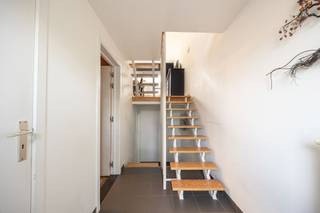 <p><span>Perfect onderhouden en instapklare split-level woning</span></p><p><span> </span></p><p><span>* Gelijkvloers : inkomhal met gastentoilet, inpandige garage met afstandbediende poort, slaapkamer op laminaatvloer met aanpalende dressing</span></p><p><span> </span></p><p><span>* 1e verdieping : witte open keuken met alle toestellen, eetkamer op keramische tegels welke toegang geeft via een trap naar de tuin</span></p><p><span> </span></p><p><span>* 1e verdieping (half) : aangenaam salon op kurkvloer met doorkijk naar de andere verdiepingen wat een heel licht en ruimtelijk gevoel geeft</span></p><p><span> </span></p><p><span>* 2e verdieping : nachthal, 2 slaapkamers op vinylvloer, berging met vlizo-trap naar de grote zolder</span></p><p><span> </span></p><p><span>* 2e verdieping (half) : grote slaapkamer op vinylvloer, luxe badkamer met regendouche / dubbele wastafel / toilet</span></p><p><span> </span></p><p><span>* Diverse : zonnepanelen, 10kW thuisbatterij, grote zolder</span></p><p><span> </span></p><p><span>Gelegen in een doodlopende straat in een aangename woonwijk van Merksem. Op wandelafstand bevinden zich winkels, scholen en openbaar vervoer, terwijl de vlotte verbinding naar Antwerpen en de Ring een uitstekende bereikbaarheid garandeert (en later bijkomend met de Oosterweelverbinding). Extra troef is het groene buurtpleintje dat zorgt voor een open gevoel, extra speelruimte voor kinderen en een aangename, rustige woonomgeving. Door de aanleg van de "Merksemse Tuinen" aan de voorzijde zal er een groene buffer met eco-corridor, gras en waterpartij onstaan.</span></p>