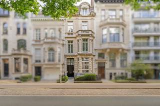 <p><span>Subliem herenhuis in Neo-Lodewijk XVI-stijl – Architect Edward Van Not, 1912</span></p><p><span> </span></p><p><span>Unieke kans om te wonen in een stuk geschiedenis aan de Jan van Rijswijcklaan, Antwerpen. Dit statige herenhuis met symmetrische gevel, sierlijke ornamenten en hoge plafonds ademt grandeur en verfijning.</span></p><p><span>De royale leefruimtes met authentieke parketvloeren, marmeren open haard en grote raampartijen creëren een lichte, elegante sfeer. De ruime leefkeuken met natuurstenen vloer is uitgerust met een Lacanche gasfornuis met teppanyaki-plaat, oven, magnetron, afzuigkap, koelkast met vriesvak en ingebouwde koffiemachine. Vanuit de keuken heeft u zicht en toegang tot de uitzonderlijke, onderhoudsvriendelijke stadstuin met uniek zicht op groen (Hertogenpark)</span></p><p><span>Op de tussenverdieping bevindt zich een cosy tv-ruimte met bar en toegang tot een groot betegeld terras (ca. 45 m²). Het huis telt meerdere slaapkamers, waaronder 2 master ensuites met dressing en luxe marmeren badkamers. Daarnaast zijn er 4 extra slaapkamers, waarvan twee met eigen badkamer, en nog een extra terras.</span></p><p><span> </span></p><p><span>Bijzonderheden:</span></p><ul><li><span>Terrassen en ramen achtergevel vernieuwd in 2023</span></li><li><span>Overal airconditioning</span></li><li><span>Alarmsysteem verbonden met de politie</span></li><li><span>Volledig onderkelderd met wijnkelder</span></li><li><span>Luxueuze renovatie met topmaterialen</span></li><li><span>Blanco elektriciteitskeuring</span></li><li><span>Mogelijkheid tot huren van autostaanplaats en garagebox</span></li></ul><p><span> </span></p><p><span>Gelegen nabij centrum, winkels, scholen en invalswegen – perfecte combinatie van historische charme en modern comfort.</span></p><p><span> </span></p><p><span><br />Neem contact op met </span><span>REANT</span><span> voor een bezichtiging: 03 283 06 06</span></p><p><span> </span></p><p><span> </span></p>