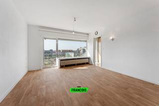 Op de Franchommelaan, een felbegeerde locatie in Blankenberge, treffen we dit ruim en uiterst lichtrijk appartement aan. Het appartement is gelegen op de 5de verdieping, wat resulteert in een prachtig verzicht. Horeca, winkels en openbaar vervoer zijn gelegen op wandelafstand. <br /><br />Dit ruim twee slaapkamer appartement is op de 5de verdieping gelegen van de residentie San Marco. Men komt binnen via de ruime inkomhal van het appartement die op zijn beurt rechtstreeks toegang geeft tot de opvallend aangename woonkamer met een balkon en een prachtig uitzicht op de mini-golf, jachthaven en hinterland. Aansluitend aan de woonkamer treft met de keukenruimte met berging. <br /><br />Verder is er een een apart toilet en een badkamer voorzien van enkele wastafel met ligbad en douchefunctie. <br /><br />Aan de achterzijde van het appartement bevinden zich 2 aangename slaapkamers (één grote en één iets kleinere). De kleinste kamer heeft toegang tot het terras achteraan die voorzien is van een handige berging. <br /><br />Het appartement wordt verwarmd door middel van centrale verwarming op aardgas en beschikt over dubbele beglazing. <br /><br />Hoewel dit appartement momenteel een renovatie of opfrissing vereist, biedt het een unieke kans om een droomwoning te creëren op een van de meest begeerde locaties van Blankenberge. Grijp deze kans om uw eigen stempel te drukken op dit pareltje aan de Belgische kust.<br /><br />Indien u een voorkeur geeft aan een andere verdieping, aarzel dan zeker niet om meer informatie te vragen. We kunnen in dit gebouw elke verdieping aanbieden in aankoop.<br /><br />Voor meer informatie of bezoek, neem gerust contact met ons op. Wij staan klaar om u te begeleiden bij deze unieke vastgoedervaring.<br /><br />Aarzel niet en leg nu uw afspraak vast!<br /><br />