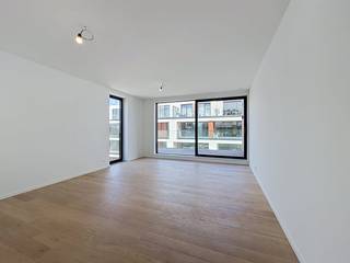 Het appartement is gelegen in de rustige doch centraal gelegen Hospiceweg. <br />Op wandel- en fietsafstand bevind je je in het bruisende centrum van Lochristi met haar diverse winkels, supermarkten, gezellige horeca en openbaar vervoer. Bovendien geniet je van een uitstekende en vlotte verbinding naar de R4, E17 en Gent.<br /><br />Indeling van het appartement:<br />inkomhal - toilet - berging - slaapkamer 1 met badkamer - slaapkamer 2 - woonkamer - keuken - terras.<br /><br />De gemeenschappelijke kosten, onder de vorm van een provisie, bedragen 75,00 EUR/maand en dienen voor het onderhoud van de gemeenschappelijke delen. <br /><br />Er is een ondergrondse autostaanplaats die bij het appartement dient gehuurd te worden aan 75,00 euro/ maand.<br /><br />Beschikbaar vanaf 01/08/2026.<br />