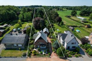 Ben je op zoek naar een open bebouwing met veel vrijheid?Dan is dit huis op de Schaffensesteenweg 93 vast iets voor u.Op het gelijkvloers is er een...