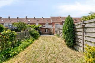 Cette charmante maison allie un aménagement pratique, un jardin agréable et beaucoup de potentiel. Grâce à son emplacement idéal, vous pourrez facilement rejoindre Courtrai, Mouscron et l'E17, tandis que les commerces, les écoles et les autres équipements quotidiens se trouvent à proximité.Disposition : Rez-de-chaussée : - Hall d'entrée- Espace de vie lumineux suivi d'un coin salon confortable- Cuisine spacieuse- Salle de bain avec baignoire, lavabo et toilettes- Véranda agréable offrant un espace de vie supplémentaire et une belle vue sur le jardin- Rangement spacieux, idéal pour les vélos, le matériel de jardin ou un espace de rangement supplémentaire- Jardin ensoleillé avec vue dégagée sur les champs situés derrièrePremier étage : - 3 chambres complètes Grenier : - Grenier spacieux, accessible par un escalier fixe. Cet espace offre de nombreuses options et peut servir de chambre (s) supplémentaire (s), de salle de loisirs, de bureau ou d'espace de rangement pratique.Trump- Installation électrique conforme- Escalier fixe menant au grenier avec options d'agrandissement- Jardin ensoleillé avec portail arrière- Vue dégagée sur les champs à l'arrière- Connexion facile à Courtrai, Mouscron et à l'E17Vous souhaitez obtenir plus d'informations sur cette propriété ou vous souhaitez visiter le site ? Contactez Alissia Dewitte (0472 18 64 21 - alissia.dewitte@dewaele.com)Registre des mesures: non