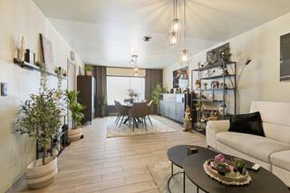 [[ DIT PAND NEEMT DEEL AAN DE ERA OPEN HUIZEN DAG OP 13/6 VAN 13:00 TOT 14:00 ]]
<strong>Halen: gelijkvloers appartement met 3 slaapkamers en garagebox</strong><br /><br />Dit appartement is gunstig gelegen nabij het centrum van Halen, met een vlotte verbinding naar de E314 richting Hasselt en Leuven. Openbaar vervoer bevindt zich in de nabije omgeving en ook winkels, restaurants en cafés zijn eenvoudig te bereiken te voet of met de fiets. Een ideale ligging voor wie comfortabel en centraal willen wonen.<br /><br />Het appartement bevindt zich op het gelijkvloers en werd recent zeer mooi en modern opgefrist. Dankzij de praktische indeling en ruime kamers is dit een ideale woonst voor gezinnen, koppels of investeerders. Bovendien beschikt het appartement over een eigen garagebox, wat zorgt voor extra comfort en veiligheid.<br /><br /><strong>Indeling:</strong><br />- Kelder -1: kelderberging<br />- Gelijkvloers: inkomhal, woonkamer, keuken, apart toilet, badkamer,drie ruime slaapkamers en een garagebox<br /><br /><strong>Troeven:</strong><br />- Garagebox<br />- Gelijkvloers appartement<br />- Centrale ligging nabij centrum en E314<br /><br />Bent u op zoek naar een instapklaar appartement op een centrale ligging met alle comfort? Ontdek deze eigendom in Halen en plan vandaag nog uw bezoek!<br /><br /><strong>JOUW DROOMWONING. ZO GEVONDEN!</strong>