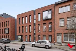 <p>Zoek je een comfortabele, recent gebouwde studentenkamer? Deze rustige residentie, op wandelafstand van het centrum, Vaartkom, station en verschillende faculteiten, biedt alles voor een zorgeloos studentenleven.<br /><br /></p>
<p>De kamer heeft een slim ingedeelde slaapvide, een knusse zithoek met uitzicht op het gedeelde terras en een volledig uitgeruste bureauruimte. Veel natuurlijk daglicht, een eigen badkamer met douche en toilet, en voldoende kastruimte maken het compleet.<br /><br /></p>
<p>Er is een gemeenschappelijke keuken en een gemeenschappelijke ontspanningsruimte aanwezig.<br /><br /></p>
<p>Fietsen kunnen veilig worden gestalt in de overdekte fietsenstalling.<br /><br /></p>
<p>Ideaal voor studenten of als investeringspand. Momenteel verhuurd voor het lopende academiejaar.<br /><br /></p>
<p>Contacteer ons voor meer info of een bezoek!</p>