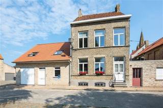 In het aangenaam en rustgevende dorpscentrum van Lo resideert dit prachtig herenhuis. Dit karaktervol, lichtrijk en mede ruime woning situeert zich nabij kleinhandel, school, openbaar vervoer en bevindt zich dichtbij de vlotte verbindingsweg richting Veurne en Diksmuide. Ze is ingedeeld met een ruime inkomhal met aparte fietsen berging, een moderne/strakke keuken ingericht met kwalitatieve toestellen van Bosh zijnde: inductiekookplaat, dampkap, oven en microgolf, frigo en spoelbak, een ruime en lichtrijke woonkamer met grote raampartijen en een droge kelder. Op het verdiep treffen we 4 slaapkamers, waarvan 3 volwaardige en een genoeglijke badkamer met inloopdouche, een lavabomeubel en een groot ligbad. Bijkomend is er een grote, praktische zolder en een groot, zongericht terras aanwezig.