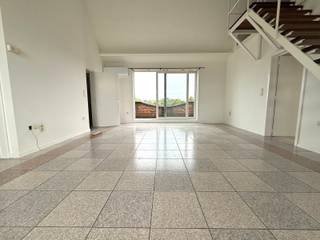 <p>Dakappartement met 2 slaapkamers in O.L.V. Olen.</p>
<p>Dit aangename dakappartement is gelegen in O.L.V. Olen en beschikt over een praktische en comfortabele indeling. Bij het binnenkomen betreedt u de inkomhal, die voorzien is van een gastentoilet en een handige bergruimte met aansluitingen voor wasmachine en droogkast. De ruime woonkamer met eethoek sluit aan op de vernieuwde, volledig ingerichte keuken en geniet dankzij het schuifraam van een aangename verbinding met het terras.</p>
<p>Via de nachthal bereikt u de twee slaapkamers en de vernieuwde badkamer. Deze is uitgerust met een ligbad, aparte douche, badkamermeubel en toilet. Het terras, dat rechtstreeks toegankelijk is vanuit de woonkamer, vormt een aangename extra troef van dit verzorgde appartement.<br /><br />Extra info: geen verdere gemeenschappelijke kosten I EPC 196 kWh/ (m² jaar) label B I watertoets: P-score: D I G-score: A.</p>
<div>
<div></div>
</div>