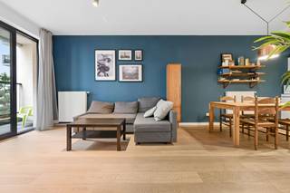 Ontdek dit appartement in het hart van de Europese wijk, aan de Jean Reyplaats. Het ligt op de 1e verdieping van een gebouw uit 2014. Dit pand van ± 66 m² maakt meteen indruk met zijn hal, voorzien van een gepantserde deur. De woonkamer komt uit op een aangenaam terras van ± 14 m², een echte buitenuitbreiding. De volledig uitgeruste open keuken sluit naadloos aan op de leefruimte.<br />Het slaapgedeelte bestaat uit een comfortabele slaapkamer (± 14 m²), een badkamer, een wasruimte en een apart toilet, wat zorgt voor een functionele indeling. Kelder nr. 14 inbegrepen.<br />Het pand wordt gemeubileerd verkocht, een extra troef waardoor u direct na aankoop ten volle van het appartement kunt genieten.<br />Hoogwaardige technische voorzieningen: dubbele beglazing, ventilatiesysteem met dubbele luchtstroom, thermostaat, fietsen- en kinderwagenstalling.<br />Een pand, in uitstekende staat, in een gewilde wijk die Europese instellingen, winkels en optimale bereikbaarheid combineert. Afmetingen ter indicatie.