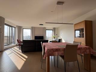 <p>Dit appartement (penthouse) bevindt zich op een strategische centrale locatie, op wandelafstand van het commerciële centrum van Deinze, het station van Deinze is vlot te voet of met de fiets bereikbaar, wat zorgt voor een uitstekende verbinding met Gent, Kortrijk en Brussel.</p><p></p><p>De locatie combineert een stedelijke omgeving met de nabijheid van de rivier de Leie, wat zorgt voor recreatiemogelijkheden zoals wandelen en fietsen langs de jaagpaden.</p><p></p><p>Het appartement heeft maar liefst 145m² bewoonbare oppervlakte en beschikt even een over een kelder en twee autostaanplaatsen.</p><p>Op de derde verdieping, die u via de lift en trap kan bereiken, komt u binnen in de inkomhal voorzien van gastentoilet. <br />Er is een ruime lichtrijke woonkamer met zicht op de Leie. </p><p><br />De open keuken is uitgerust met kookplaat, oven, dampkap, koelkast en aanpalend een berging voorzien van de nodige aansluitingen. <br />Aansluitend aan de woonkamer is er een zuidgericht terras met eveneens zicht op de Leie.</p><p></p><p>De badkamer is voorzien van ligbad en lavaobmeubel. Er zijn 4 kamers die momenteel ingericht zijn als 2 slaapkamers, bureau en dressing. </p><p><br />De masterbedroom is zeer ruim en heeft mooie glaspartijen en beschikt over een eigen badkamer voorzien van douche, lavabomeubel, ligbad en een apart toilet.</p><p></p><p>Algemene kosten: € 100</p>