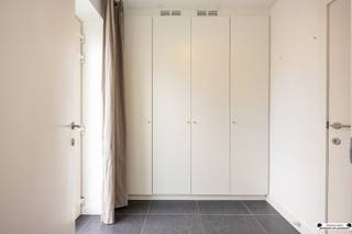 <p>Bent u op zoek naar een recente (2013), instapklare woning op een toplocatie? Dan is deze energiezuinige gezinswoning, gelegen in het hart van Loenhout, zeker een bezoek waard. <br />Via de inkomhal met praktische ingemaakte kasten en een apart gastentoilet komt u in de lichtrijke leefruimte op onderhoudsvriendelijke tegelvloer. Aansluitend bevindt zich de volledig ingerichte keuken, die alle nodige comfort biedt. Verder is er op het gelijkvloers een handige wasruimte met de technische voorzieningen. Op de eerste verdieping vindt u drie volwaardige slaapkamers, een badkamer uitgerust met een ligbad, douche en dubbele lavabo, evenals een tweede apart toilet. Via een toegangsluik bereikt u de zolder, die nog volledig naar eigen wens kan worden afgewerkt en extra mogelijkheden biedt. De tuin is zuid-west georiënteerd en volledig omheind. Bijkomend is er achteraan nog een garage voorzien.</p><p>Troeven van de woning:<br />- EPC-label A met score 3 kWh/(m2jaar)<br />- 12 zonnepanelen <br />- Elektriciteit conform<br />- Kindvriendelijke omgeving<br />- Garagebox </p><p>Deze woning is pas beschikbaar vanaf februari 2027!</p>