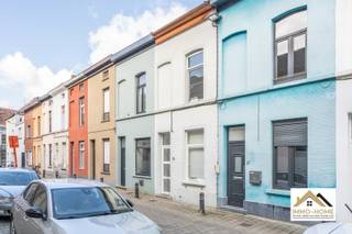 In een rustige straat in Ledeberg, op slechts 10 minuten fietsen van het centrum van Gent, bevindt zich deze instapklare en smaakvol gerenoveerde woning. Bij het betreden van de woning valt meteen de warme en uitnodigende inkomhal op, die naadloos overgaat in de lichtrijke leefruimte. De open indeling, met een gezellige zithoek en eetplaats, creëert een aangenaam ruimtegevoel. Dankzij de grote raampartij en lichtkoepel geniet je hier de hele dag van overvloedig natuurlijk licht en een mooi zicht op het terras. Vooraan bevindt zich de praktische keuken. Op de eerste verdieping vind je een stijlvolle badkamer uitgerust met zowel ligbad als douche, een apart toilet en een eerste volwaardige slaapkamer. De bovenverdieping, bereikbaar via een mooie traphal, biedt plaats aan nog twee comfortabele slaapkamers. De woning onderging een grondige renovatie in 2016 (EPC B, asbestveilig en elektriciteit conform) en werd in 2025 verder geoptimaliseerd op vlak van energiezuinigheid door de installatie van 4 zonnepanelen en airco (warmtepomp) in de slaapkamers. De ligging vormt een absolute meerwaarde: vlotte verbindingen via de R40, E17 en E40, openbaar vervoer en winkels op wandelafstand, en een levendige buurt met gezellige horecazaken en een wekelijkse markt. Voor ontspanning liggen Park de Vijvers en de Schelde vlakbij. Een ideale woning voor wie rustig wil wonen, met de stad binnen handbereik. Vraagprijs = krijgprijs. Bezoekdag: 16/05. Inschrijven via mail naar tommy@immo-home.be, geen telefonische inschrijvingen! Volg ons op Fb en Insta. Voor meer info: www.immo-home.be. GRATIS SCHATTING &amp; GRATIS FINANCIEEL ADVIES