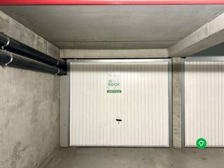 Deze ondergrondse garage (18,75 m²) bevindt zich in het hart van Gistel, op de hoek van de Neerhofstraat en de Bruidstraat, op wandelafstand van...