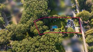 Uitzonderlijk eigendomZeer smaakvol ingerichte woning met hoogwaardige materialen en uitzonderlijk hoge graad van afwerking.In de uiterst rustige...