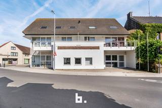 Ben je op zoek naar een ruime, onmiddellijk bruikbare kantoorruimte op een toplocatie? Dan is dit uitstekend gelegen handelspand in het hart...