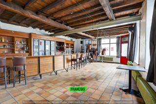 In centrum Poperinge, vlakbij de markt bevindt dit zich te renoveren/op te frissen hoekpand. Dit voormalig café heeft een zéér...