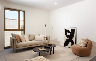 Laat u verleiden door modern comfort en duurzaamheid in hartje Pelt: dit schitterende appartement op de tweede verdieping in Residentie Wado, gebouw Basil, biedt u alles wat wonen vandaag zou moeten zijn.<br />Over Residentie Wado<br />Wado is een nieuw woonproject gelegen op de historische site van de vroegere Vakschool TIO in Pelt. De site beslaat ca. 2,3‑2,5 hectare en wordt omgevormd tot een groene woonoase, met ontharding, veel groen, wandelpaden, waterpartijen en wadi’s voor een natuurlijk waterbeheer. <br />De buurt wordt ontworpen met aandacht voor leefkwaliteit, comfort, natuur & duurzaamheid. Collectieve binnentuinen, groenzones, ontmoetingsplekken, rustige wandelroutes en goede ontsluiting via openbaar vervoer en wegen behoren tot de troeven. <br />Alle gebouwen in Wado zijn BEN of bijna‑energieneutraal (Bijna‑EnergieNeutraal), met een E‑peil ≤ 20. Duurzame materialen & technologieën worden gebruikt. <br />🏢 Gebouw Basil<br />Basil is het statige hoekgebouw van Wado, gelegen aan het nieuwe dorpsplein van Pelt. Dankzij de hoekligging geniet dit gebouw extra licht, ruimte en mooie uitzichten. <br />Basil omvat 19 energiezuinige appartementen + 1 penthouse, met 1 tot 3 slaapkamers en ruime terrassen. <br />🛏️ Dit appartement – jouw toekomstige thuis<br />Tweede verdieping, gebouw Basil<br />Drie volwaardige slaapkamers<br />Moderne badkamer met inloopdouche<br />Ruime keuken open naar een gezellige zithoek<br />Berging aanwezig<br />Mooi privéterras, ideaal voor ontspanning buiten<br />⚡ Energie & technologie<br />Het appartement is onderdeel van een BEN‑gebouw, wat zich vertaalt in een zeer laag energieverbruik. Minder stookkosten, beter voor het milieu. <br />Gebruik van duurzame materialen en moderne technieken (hoogwaardige isolatie, goed thermisch glas, energiezuinige ventilatie, conform de nieuwste normen. Basil is ontworpen met slimme technologieën en groene materialen. <br /><br />Extra voordelen: groene oase in centrum, rustige en toch goed bereikbare ligging, toekomstgericht woonproject met meerwaarde.<br /><br />📍 Locatie & bereikbaarheid<br />Gelegen aan de Dorpsstraat / Peltanusstraat / Ambachtsstraat, centraal in Pelt. Basil ligt aan het nieuwe dorpsplein. <br />Vlakbij openbaar vervoer, winkels, scholen, ontspanningsvoorzieningen. vanroeyvastgoed.be+1<br />Interesse gewekt?<br />Beleef zelf de sfeer, comfort en toekomstwaarde van dit appartement. Neem contact op om een afspraak te plannen, het modelappartement te bezoeken, de brochures & technische fiches in te kijken, of uw vragen over E‑peil, afwerking en oplevering te bespreken.<br /><br />Mogelijkheid om aan te kopen onder 6% BTW volgens de wettelijke voorwaarden.