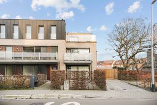 Op zoek naar een goed gelegen appartement om zorgeloos te wonen? Dit appartement met 2 slaapkamers, een zonnig terras en parking werd gebouwd in...