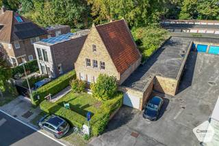 <strong><u>OPENDEURDAG OP ZATERDAG 31 OKTOBER 2026 tussen 9u00 en 12u00 (op afspraak)</u><br /><br />Charmante te renoveren vrijstaande woning</strong> op <strong>gegeerde locatie in Sint-Michiels</strong> op een perceeloppervlakte van 424 m². Deze woning is omgeven door groen en heeft een leuke tuin om volop in te genieten. De woning bestaat uit een inkomhal met apart toilet en extra bergruimte, ingerichte keuken, eetplaats en leefruimte met zicht op de tuin. Op de eerste verdieping bevinden zich <strong>3 slaapkamers</strong> en een badkamer met ligbad, wastafel en een toilet. Op de tweede verdieping is er nog een zolderruimte waar er nog extra slaapkamers kunnen bijgemaakt worden. Verder is er nog een kelderberging aanwezig. Er is <strong>voldoende parkeerruimte </strong>in de straat die ook een <strong>fietsstraat</strong> is. Dit is een woning met veel mogelijkheden op een locatie die bijzonder interessant is voor wie rustig wil wonen en toch dichtbij het <strong>stadsleven</strong> wil blijven. Deze woning is het ontdekken waard!<br /><br /><u><strong>Indeling gelijkvloers:</strong></u>
<ul>
<li>Inkom met apart toilet en bergruimte;</li>
<li>Ingerichte keuken;</li>
<li>Eetplaats en leefruimte met zicht op de groene tuin;</li>
<li>Prachtige tuin omgeven in het groen;</li>
</ul>
<strong><u>Eerste verdieping:</u></strong>
<ul>
<li>3 mooie slaapkamers;</li>
<li>Badkamer met ligbad, wastafel en toilet;</li>
</ul>
<u><strong>Tweede verdieping: ( zolderruimte):</strong></u>
<ul>
<li>Zolderruimte nog in te richten voor extra slaapkamers;</li>
</ul>
<strong><u>Troeven:</u></strong>
<ul>
<li><strong><u>Gegeerde locatie;</u></strong></li>
<li><strong><u>Nog een extra kelderberging;</u></strong></li>
<li><strong><u>Tuinhuis;</u></strong></li>
<li><strong><u>Fietsstraat;</u></strong></li>
<li><strong><u>Omgeven in het groen;</u></strong></li>
<li><strong><u>Veel potentieel en veel mogelijkheden met de woning;</u></strong></li>
<li><strong><u>Nabij Brugge centrum;</u></strong></li>
</ul>
<br />Voor meer informatie of verdere vragen aarzel zeker niet om ons te contacteren via: <strong>oostkamp@caenen.be</strong>