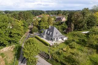 Vous recherchez une villa spacieuse dans un cadre verdoyant ? Nous avons le plaisir de vous présenter cette villa prête à emménager, d'une...