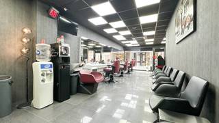 Vernieuwde Kapperszaak op topligging in het Hart van Diest!Bent u op zoek naar een rendabele investering op een toplocatie? Dan is deze volledig...