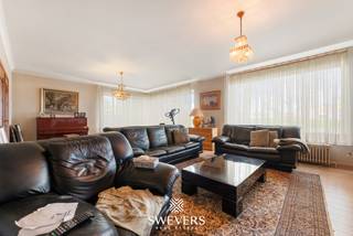 Interesse? Meer informatie op www.SWEVERS.be. - De woning aan de Boerenkrijgsingel 88 in Hasselt is een halfopen bebouwing uit 1966 met een bewoonbare oppervlakte van 209 m². Gelegen in een rustige straat, biedt ze een uitstekende bereikbaarheid en alle voorzieningen binnen handbereik. De woning heeft een ruime leefruimte (41 m²), een eetkamer van 19 m², een keuken van 12 m² en vier slaapkamers (12–20 m²), naast een badkamer, kelder (15 m² + kruipkelder) en een zolder met extra mogelijkheden. Met renovatie kan deze woning volledig naar eigen smaak worden ingericht.<br /><br />Het perceel van 4a12ca is zuidwest-georiënteerd, met een zonnige tuin en ruime parkeermogelijkheden. De ligging is centraal: op korte afstand van snelwegen, scholen, openbaar vervoer, winkels en horeca, terwijl de straat rustig blijft. Extra troeven zijn de in 2020 vernieuwde gasketel en de praktische indeling, waardoor de woning ideaal is voor gezinnen of wie een vrij beroep wil uitoefenen. <br /><br />Dit pand is onderworpen aan de renovatieverplichting van de Vlaamse overheid voor residentiële gebouwen (behoudens bij sloop binnen 5 jaar na de aankoop). Consulteer voor meer informatie de website van het Vlaams Energie- en Klimaatagentschap via https://www.vlaanderen.be/een-huis-of-appartement-kopen/renovatieverplichting-voor-residentiele-gebouwen.<br /><br />Bel ons vandaag nog voor een persoonlijke rondleiding. Wij van Swevers Real Estate helpen je maar al te graag verder. tel. 011 255 155. Bron bewoonbare oppervlakte: EPC-verslag.