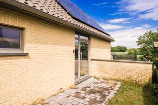 Bent u op zoek naar een stijlvolle, perfect onderhouden woning met alle comfort? Dan zal deze instapklare gezinswoning u zeker weten te bekoren...
