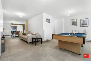 In hartje Wervik, vlakbij alle voorzieningen treffen we deze ruime, instapklare woning met 4 slaapkamers en stadskoer. Deze eigendom beschikt over een <strong>conforme elektrische keuring en een EPC: B</strong>. In onderstaande wordt indeling toegelicht alsook enkele interessante weetjes. <br /><br /><strong>Indeling van het pand </strong>
<ul>
	<li>Gelijkvloerse verdieping: woon- en eetkamer (51 m²) met open keuken (25 m²) voorzien van gasfornuis, dubbele wastafel, dampkap, vaatwasser en oven. Daarnaast zijn er nog 2 bergingen en gastentoilet met handenwasser. </li>
	<li>1ste verdieping: nachthal, 3 slaapkamers (13 - 13 - 9 m²) en badkamer (8 m²) met ligbad en dubbele wastafel.</li>
	<li>2de verdieping: slaapkamer (31 m²) met dressing (bereikbaar via de badkamer op het eerste verdiep)</li>
	<li>Kelder 24 m² </li>
</ul>
<br /><strong>Kenmerken </strong>

<ul>
	<li>Stadskoer met garage (dat momenteel wordt bij gehuurd - een overname van de huurovereenkomst moet besproken worden met verhuurder(s)).</li>
	<li>De gelijkvloerse verdieping werd gerenoveerd in 2020 met uitzondering van de keuken. Het werd voorzien van op maat gemaakte kasten, indirecte verlichting, ventilatie, ... </li>
	<li>Rolluiken</li>
</ul>
<br />Benieuwd naar de indeling? Check onderstaande video. <br />https://youtube.com/shorts/IRg5UKdmRGI?feature=share<br /><br />Meer informatie of een vrijblijvend bezoek? <br />Contacteer Eden op 0470 43 78 21 of mail info@minthus.be