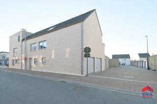 <p><span>Ben je op zoek naar een plek waar je meteen happy van wordt? Dan is dit zalige, instapklare duplexappartement van 148 m² precies wat je nodig hebt! De lichtrijke leefruimte voelt instant gezellig  en sluit mooi aan op de handige berging én het fantastische, ruime terras. Dankzij de zonwerende luifel geniet je hier het hele jaar door van buitenmomentjes — van zonnige ontbijten tot gezellige avonden.</span></p>

<p><span>De volledig uitgeruste keuken is een droom voor elke kookliefhebber.</span></p>

<p><span>Boven ontdek je twee ruime slaapkamers, allebei met ingebouwde kasten, en een badkamer die je écht verwent: een heerlijk bad én een frisse douche, helemaal klaar voor elk moment van de dag.</span></p>

<p> </p>

<p><span>Optioneel privégarage, mogelijkheid om garage bij aan te kopen. Hier woon je energiezuinig dankzij EPC-label B, en voelt dit appartement vooral… gewoon supergoed. Licht, ruim, gezellig en met een vibe die je meteen doet glimlachen.</span></p>

<p> </p>

<p><strong><em><u>Era Thuis zorgt voor uw huis! </u></em></strong></p>