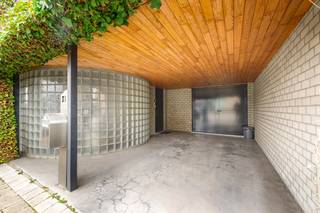 Op wandelafstand van het centrum kunt u deze woning, type loft stijl, met carport en garage (met wasruimte), aangelegde tuin en twee terrassen terugvinden.<br />De woning is gelegen op een oppervlakte van 361 m².<br />Bouwjaar 1995.<br /><br />Indeling:<br />Gelijkvloers: ruime bureelruimte - 1 ruime slaapkamer (mits plaatsen wand mogelijk om tweede slaapkamer bij te maken, centrale verwarming gas) - toilet - badkamer (leidingen zijn aanwezig).<br /><br />Verdieping 1: ruime gezellige woonkamer (parket, centrale verwarming gas) - open ingerichte keuken met eethoek.<br /><br />Verdieping 2: 1 Master bedroom (op maat gemaakte kast voorzien van verlichting) - badkamer (bad, douche, toilet, dubbele lavabo).<br /><br />Algemeen:<br />- Overal automatisch rolluiken aanwezig<br />- Garage voorzien van op maat gemaakte kasten<br />- Volledig omheinde, onderhoudsvriendelijke tuin<br />- Staalbouw type (buitenwanden in betonblokken)<br />- Beschikbaar bij akte<br />- EPC 262 - label C<br />- Elektriciteitskeuring niet conform<br />- Mogelijk om aankoop te doen via overname aandelen<br />- Vg, Wg, Gmo, Gvkr, Vv<br /><br />Ideaal pand om vrij beroep uit te oefenen.