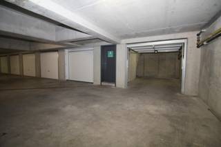 Gesloten garageboxGemakkelijk bereikbaarNiveau -1Automatische kantelpoortStopcontact in garagebox...