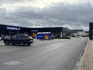Newly built job store for rent with an area of approximately 434 m² in a commercial location along the Brugsesteenweg in Roeselare. Located in...