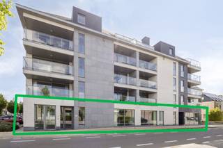 <p>Situé à un emplacement d’angle privilégié au centre d’Aarschot, à proximité immédiate de la gare, cet espace de bureaux moderne et prêt à l’emploi en rez-de-chaussée (année de construction 2010) bénéficie d’une excellente visibilité et accessibilité.</p>
<p>Les bureaux, en très bon état, développent une superficie d’environ 436 m² et sont agencés de manière fonctionnelle avec un vaste espace d’accueil, des espaces de travail ouverts, des bureaux et salles de réunion séparés avec cloisons vitrées, des sanitaires modernes et une kitchenette. Les grandes baies vitrées assurent une luminosité naturelle abondante.</p>
<p>Sur le plan technique, le bien est entièrement équipé pour un usage de bureaux intensif : câblage réseau, boîtiers de sol, ventilation professionnelle avec récupération de chaleur, air conditionné et chauffage central au gaz.</p>
<p>Une place de parking en sous-sol et trois places extérieures sont incluses dans le prix. Le bien est facilement accessible en voiture, en transports en commun et à vélo.</p>
<p>Intéressé par ces bureaux prêts à l’emploi offrant une forte visibilité ?<br />Contactez Sven pour plus d’informations ou une visite : +32 486 40 09 05 ou sven@immogve.be.</p>