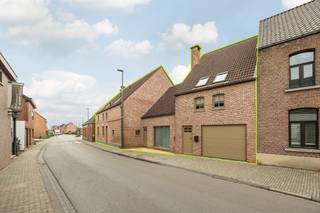 <p><span>Groot, polyvalent pand met enorm veel mogelijkheden</span></p><p><span> </span></p><p><span>Dit pand, gelegen in hartje Leest, combineert talloze functies die worden mogelijk gemaakt door de uitstekende ligging. Winkels, scholen, sport en ontspanning liggen allemaal op wandelafstand van de woning. Het openbaar vervoer stopt in de straat en de E19 Antwerpen-Brussel is niet ver af. Bovendien is er in het dorp zelf heel wat leven wat een commerciële functie in het gebouw zeker interessant maakt.</span></p><p><span> </span></p><p><span>Om zicht te krijgen op de woning is het nodig om het in drie delen op te splitsen: een ruim appartement op de eerste verdieping, een casco gelijkvloers met garage en een studio met een eigen busnummer. Het appartement op de eerste verdieping is goed onderhouden en instapklaar. De twee ruime slaapkamers en de aparte dressing geven al heel wat mogelijkheden. Voor wie nood heeft aan meer kamers kan de gigantische zolder een oplossing bieden om extra kamers te creëren. Het gelijkvloers is op dit moment nog casco maar biedt tal van mogelijkheden. Verschillende technieken werden reeds voorzien en er is rechtstreeks toegang tot de aangelegde buitenruimte. Hier vinden we ook een zeer praktische garage. Tot slot wordt ook de studio mee verkocht. Dankzij de aparte inkom en eigen busnummer kan deze perfect worden verhuurd. Ook voor wie opzoek is naar een zorgwoning of extra slaapkamers is dit een zeer interessante oplossing.</span></p><p><span> </span></p><p><span>Indeling</span></p><p><span>Appartement 1ste verdieping:</span></p><p><span>- Woonkamer</span></p><p><span>- Eetkamer</span></p><p><span>- Keuken</span></p><p><span>- Badkamer met bad en douche</span></p><p><span>- Twee slaapkamers</span></p><p><span>- Dressing</span></p><p><span>- Grote zolder met opties tot uitbreiding</span></p><p><span>- Dakterras</span></p><p><span> </span></p><p><span>Studio 4A</span></p><p><span>- Woonkamer</span></p><p><span>- Keuken</span></p><p><span>- Badkamer</span></p><p><span>- Slaapkamer</span></p><p><span> </span></p><p><span>Casco gelijkvloers</span></p><p><span>- Grote open ruimtes</span></p><p><span>- Verschillende aansluitingen en mogelijkheden</span></p><p><span>- Ruime garage</span></p><p><span>- Leuke tuin</span></p><p><span> </span></p><p><span>Ben je geïnteresseerd in deze woning te koop in Leest, ben je op zoek naar ander vastgoed of wens je de waarde van jouw eigendom te kennen? Dan ben je bij BOLT Immo aan het juiste adres! Wij helpen jou graag verder.</span><span> </span></p><p><span> </span></p>